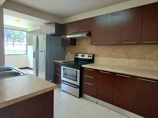 📍 APARTAMENTO EN RENTA – 2 HAB + BALCÓN | EDIFICIO COBELLA | ZONA 14 - 3