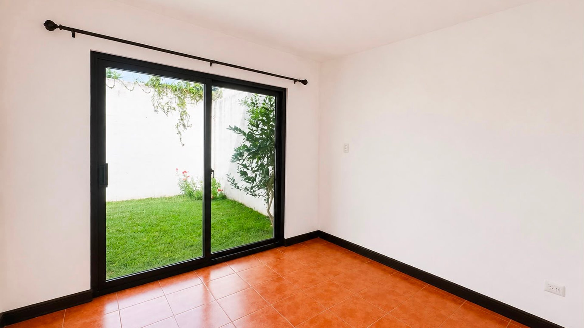 CASA EN RENTA DE 4 HABITACIONES EN SAN PEDRO LAS HUERTAS-ANTIGUA - Miniatura 8
