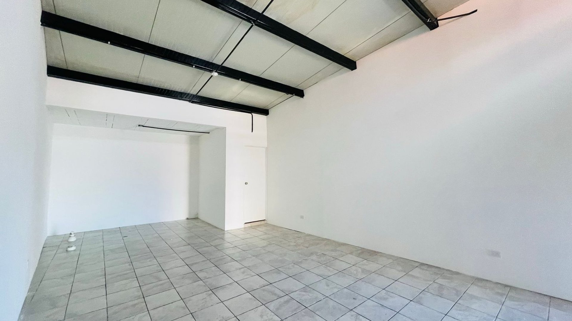 ALQUILER DE LOCAL COMERCIAL 45MT2 - CONVENIA PLAZA, ZONA 10  - Miniatura 6