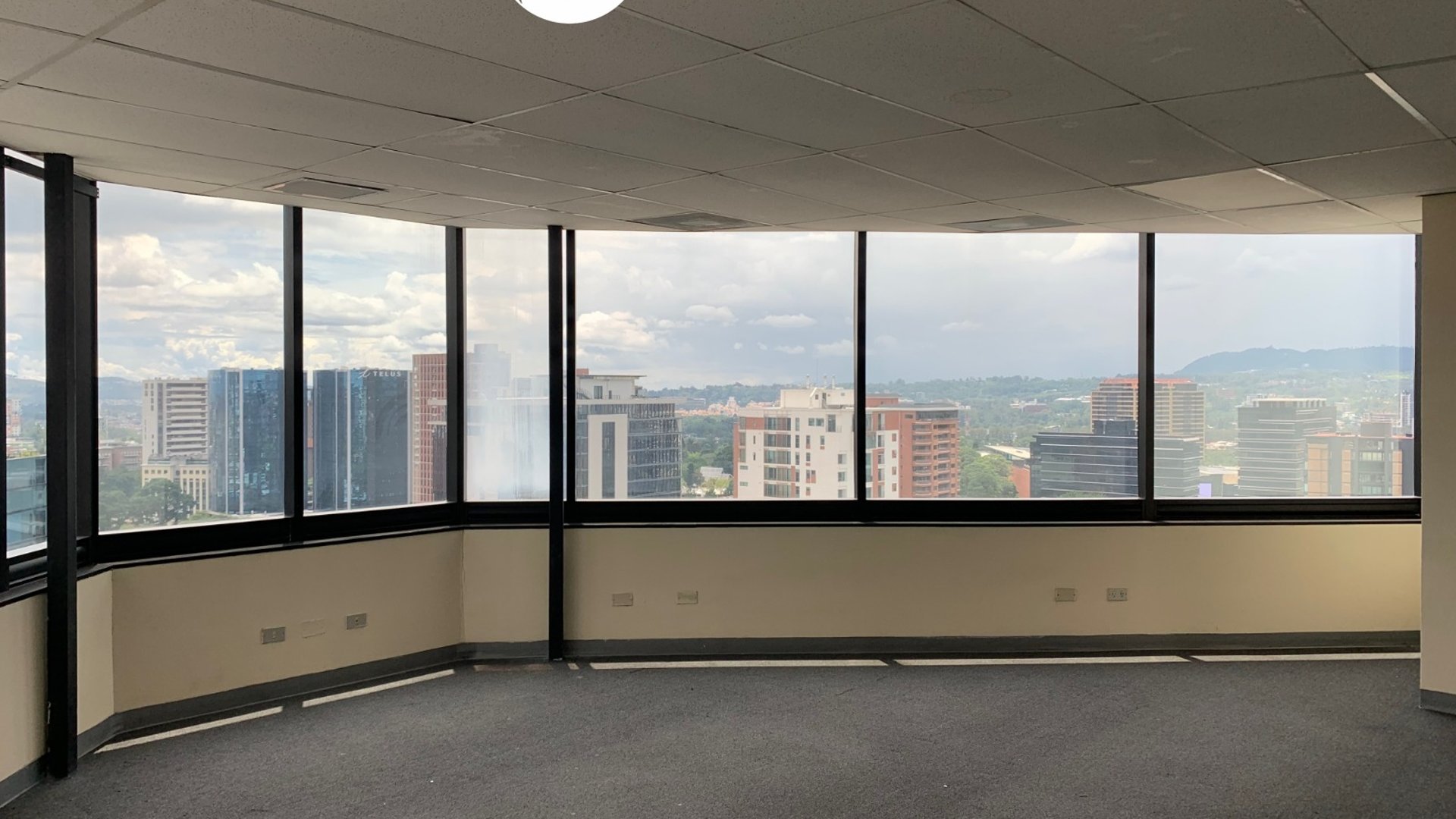 Oficina en renta Penthouse en Zona 10 - Miniatura 10