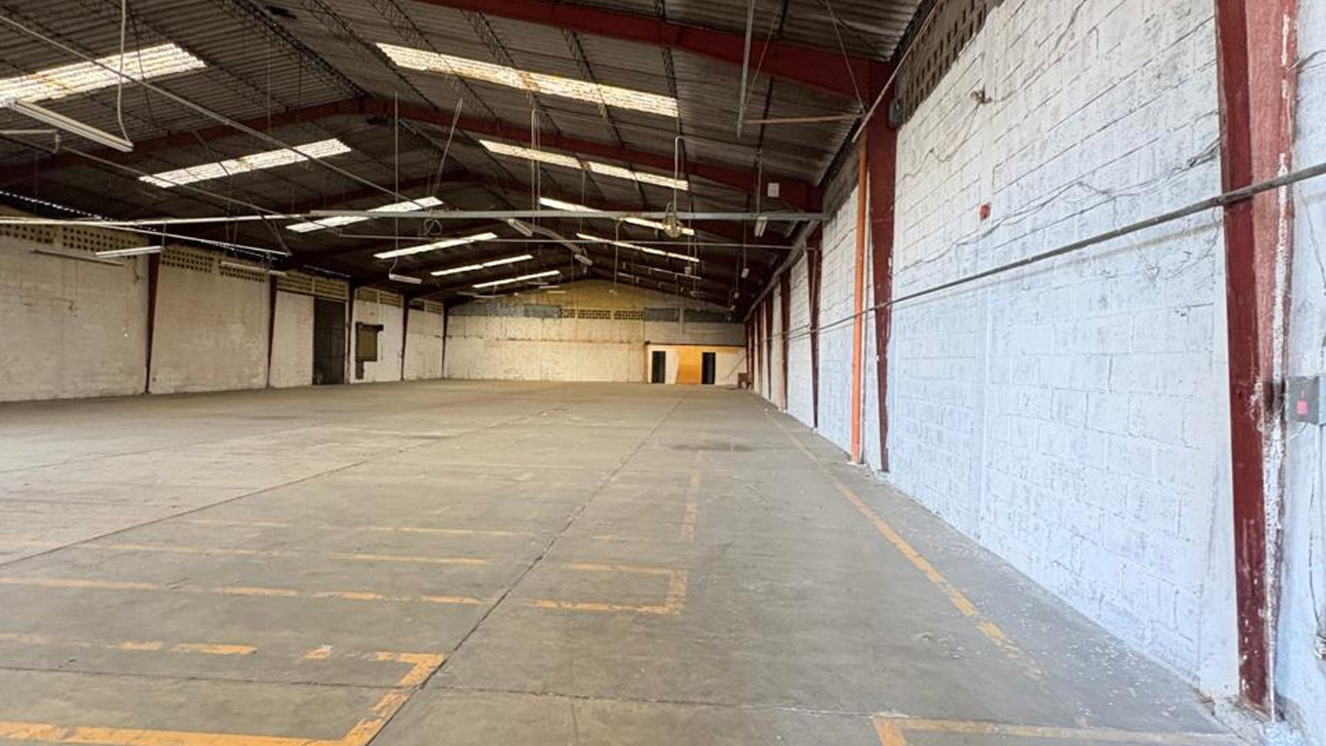 Bodega en venta-renta en Zona 6 Mixco - Miniatura 11