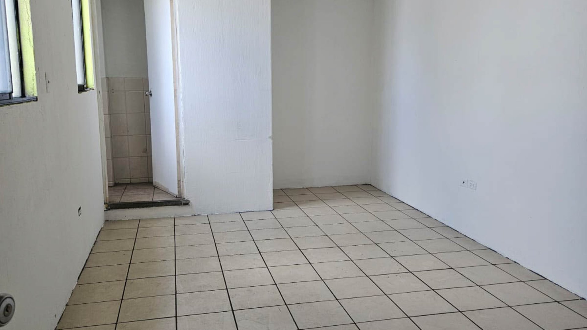 CASA CON GIRO COMERCIAL EN RENTA ZONA 9 - Miniatura 5