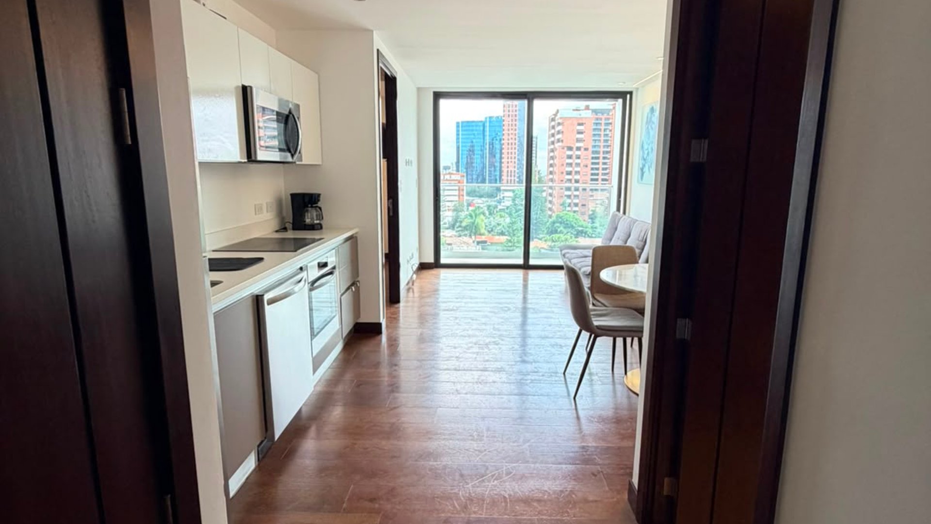 APARTAMENTO EN RENTA |AMUEBLADO | VASANTA| ZONA 10 - Miniatura 2