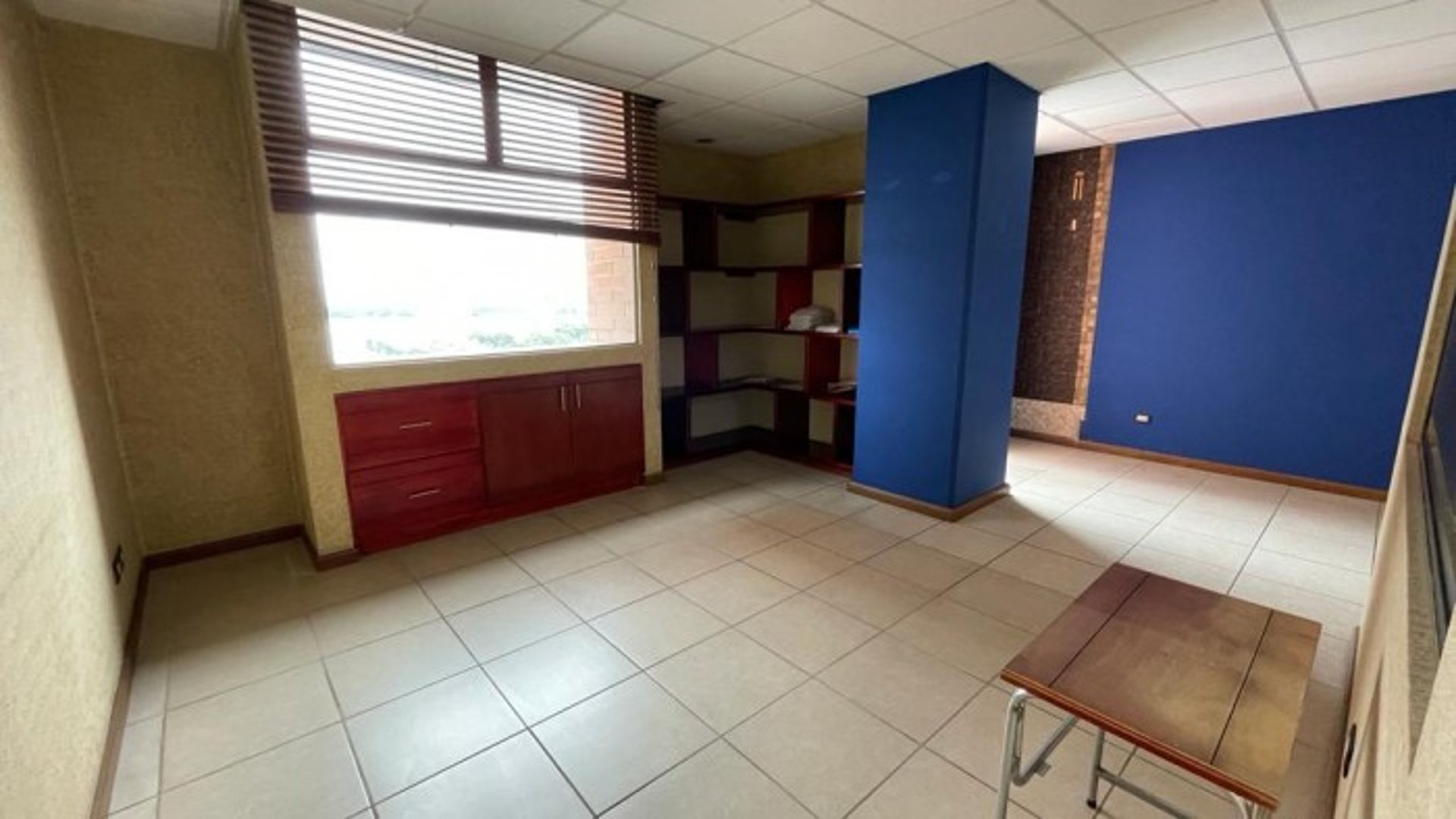 OFICINA COMERCIAL EN RENTA, AREA EL NARANJO - Miniatura 4