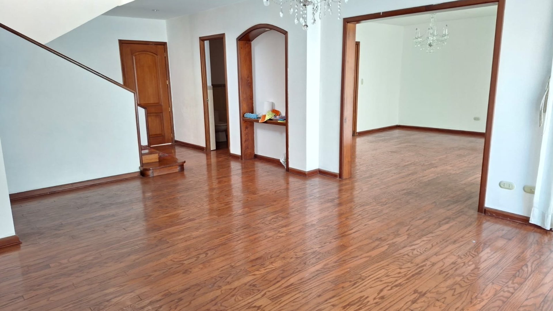 Casa con habitacion de servicio - dentro de garita zona 14 Ref-5991 - Miniatura 2