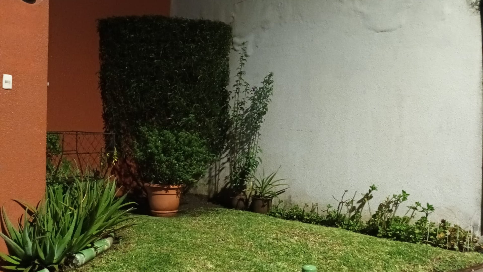 Exclusiva Casa en Condominio - San José Pinula, Guatemala - Image 1