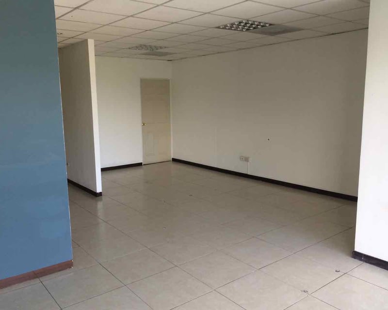 Oficina en renta, 6 ambientes, zona 10