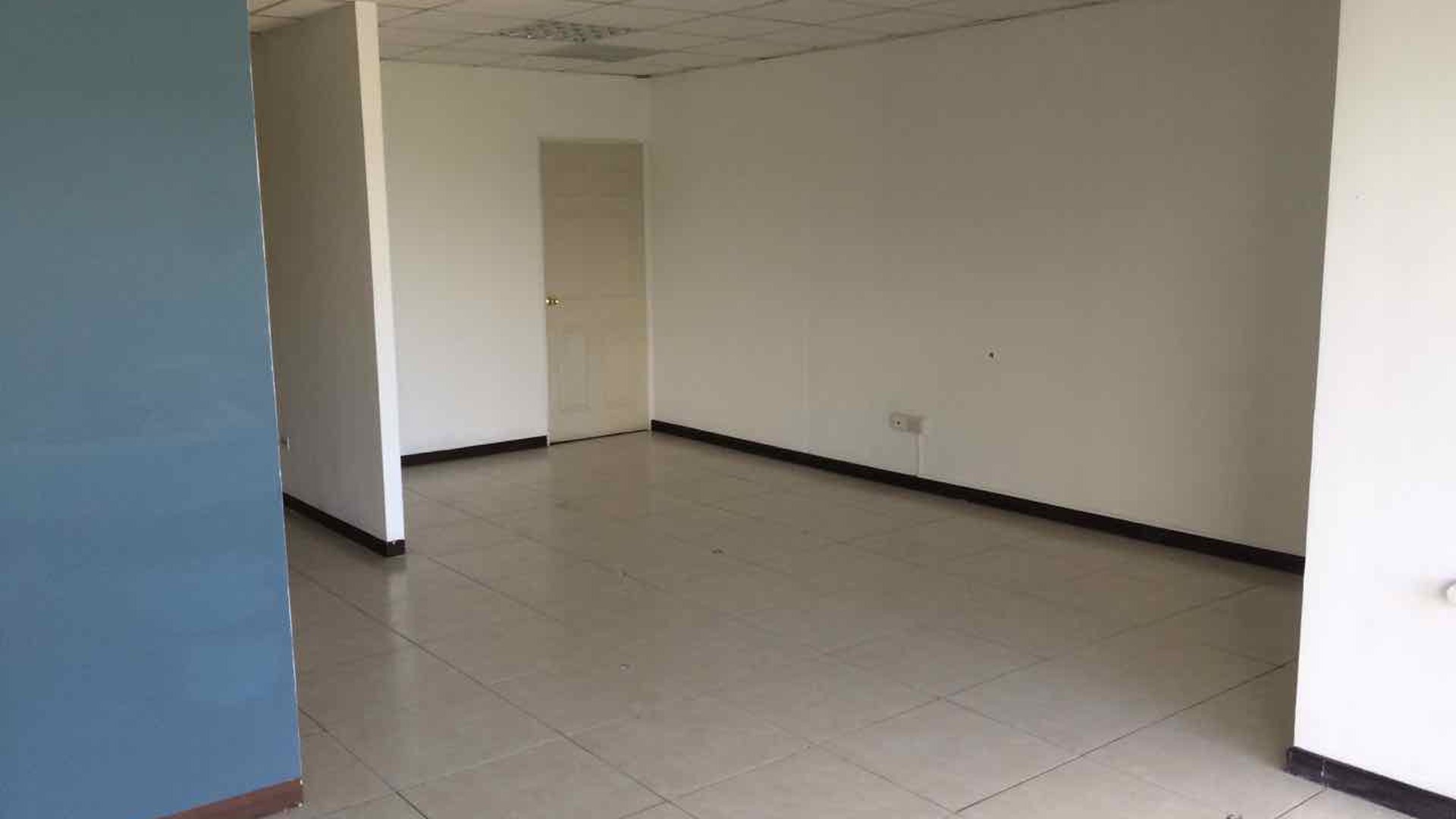 Oficina en renta, 6 ambientes, zona 10