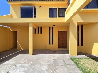 Casa en Venta Pinares de San Cristóbal Zona 8 de Mixco - Image 1