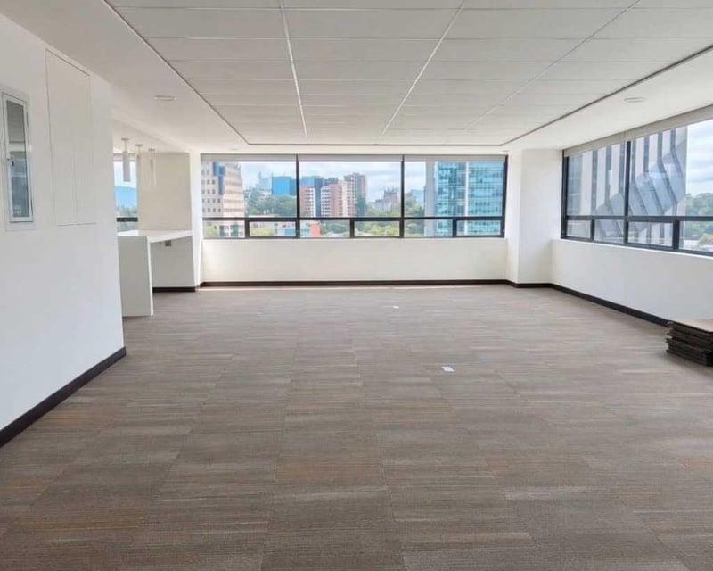 OFICINA EN ALQUILER / VENTA 📍 Centro Empresarial Zona Pradera, Zona 10