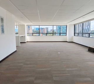 OFICINA EN ALQUILER / VENTA 📍 Centro Empresarial Zona Pradera, Zona 10