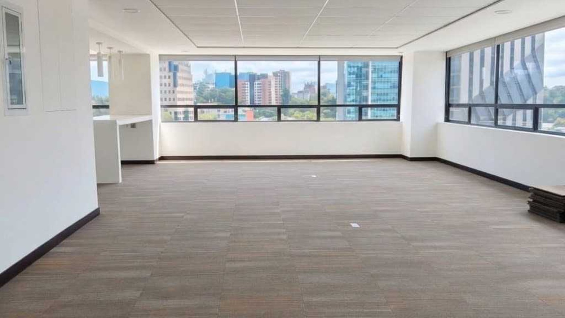OFICINA EN ALQUILER / VENTA 📍 Centro Empresarial Zona Pradera, Zona 10