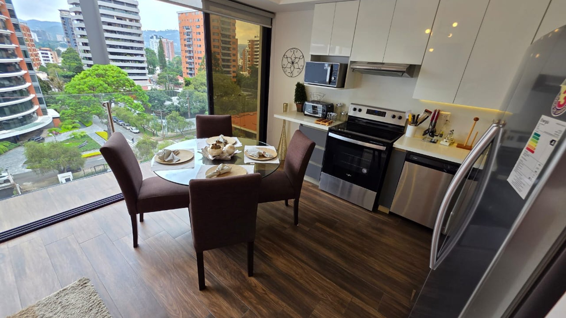 Apartamento amueblado de 1 habitacion en renta en zona 10 Ref-5291