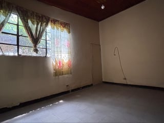 Casa en Renta a 1/2 cuadra de Calz. Roosevelt, Zona  12 Guatemala - 2