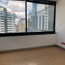 OFICINA DE 151 M2 EN EDIFICIO MURANO CENTER ZONA 10 - Miniatura 6