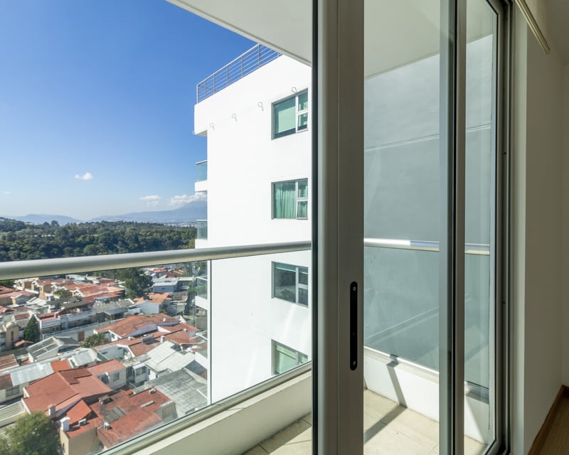 Vendo Apartamento en Edificio Condado La Villa, Zona 14