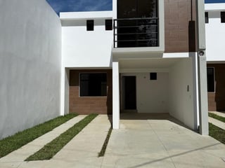 En  renta casa en Paseo Santa Lucía - 2