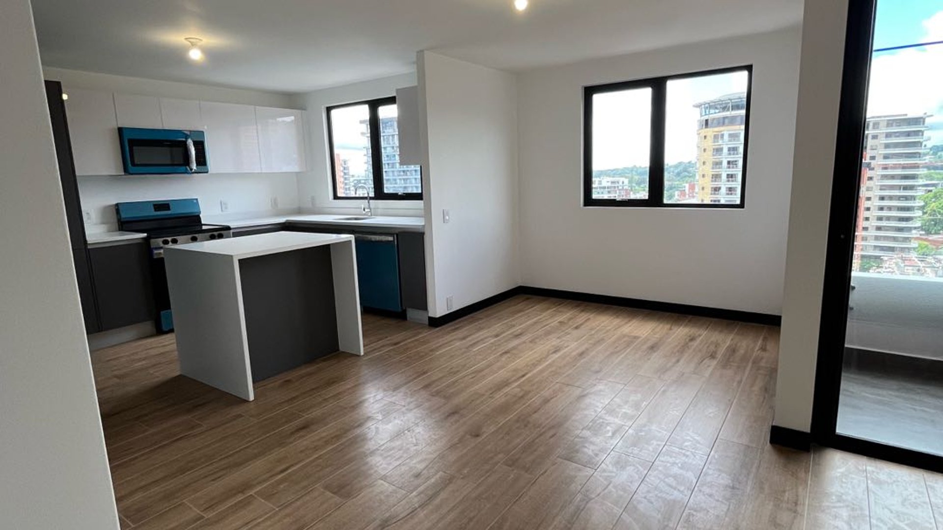 Apartamento de 3 habitaciones en alquiler, Alena zona 15 - Miniatura 2