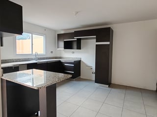 Casa en alquiler en Cumbres de la Arboleda Guatemala - Image 2