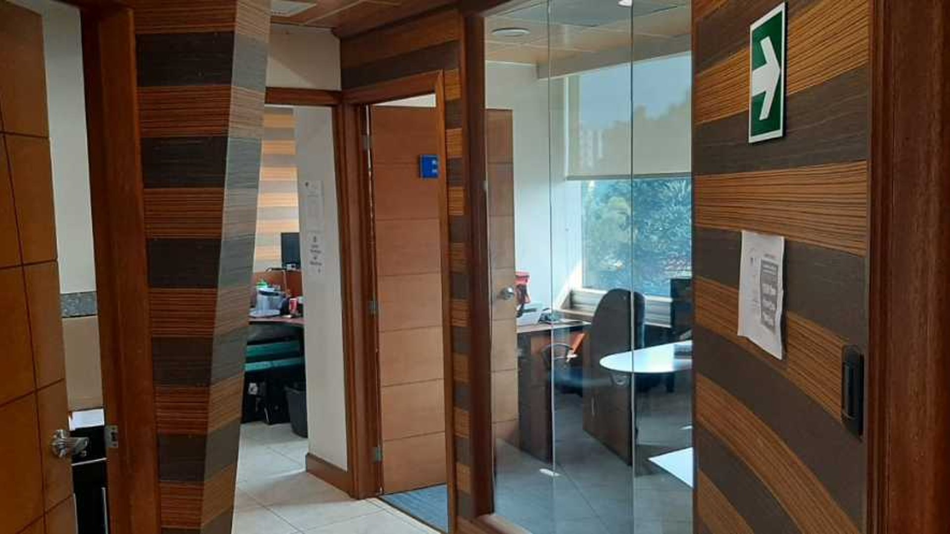 Vendo o Rento amplias oficinas Edif Avante Zona 15 - Miniatura 4