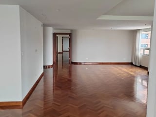 🏢 Apartamento en Zona 14 – 321 m² | 3 Dormitorios con baño | Balcones - 4