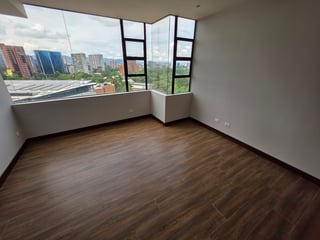 Apartamento en venta con 4 habitaciones y bodega en zona 10 Ref-5306 - 5