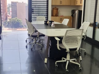 Oficina en venta para inversión en zona 10 Rentada - 2