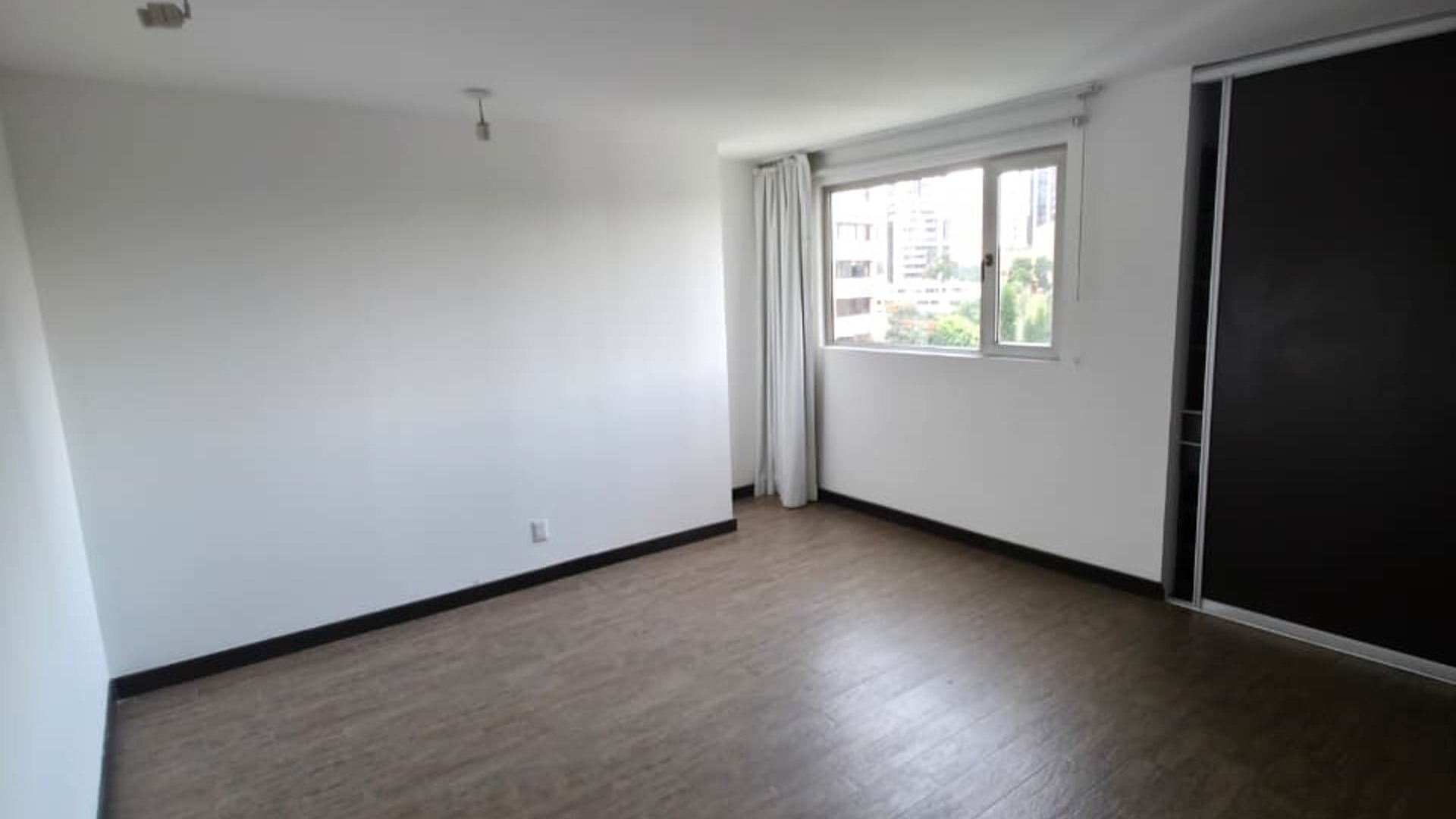 Apartamento con habitacion de servicio 3 habitaciones zona 14 Ref-5941 - Miniatura 13