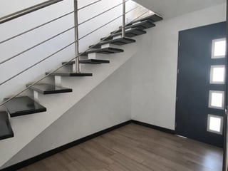 Moderna Casa Townhouse 3 niveles en Condominio Zona 7 Mixco, Guatemala - Image 2