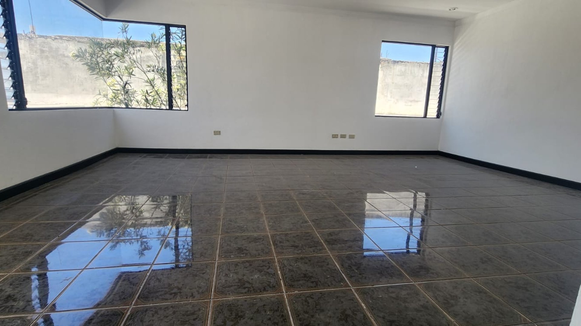 Preciosa Casa En Venta En Pinares San Cristóbal,Zona 8 Mixco - Miniatura 3
