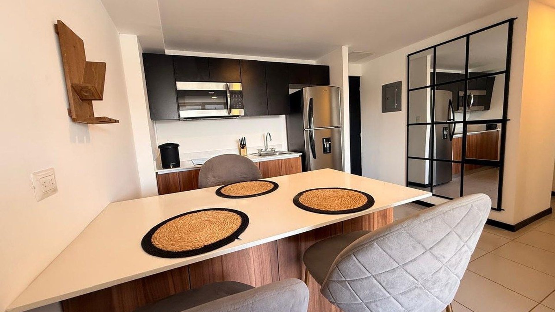 APARTAMENTO EN VENTA AMUEBLADO  ZONA 14 LA VILLA - Miniatura 3