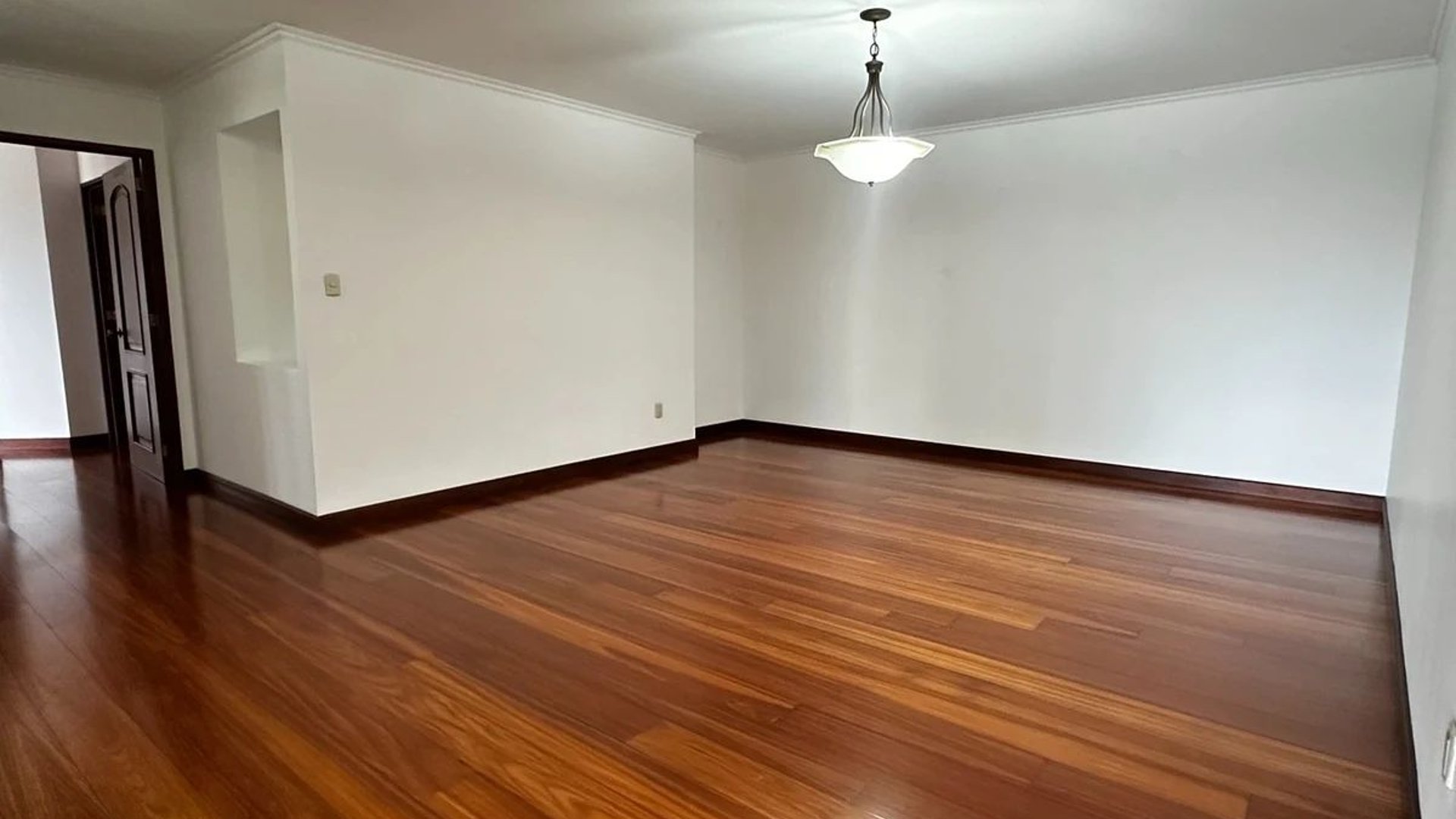 APARTAMENTO EN ALQUILER – EDIFICIO BELLAGIO, ZONA 14 - Miniatura 5