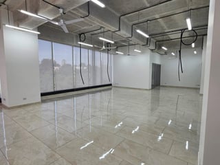 En Renta Oficina Comercial en Zona 15 - 4