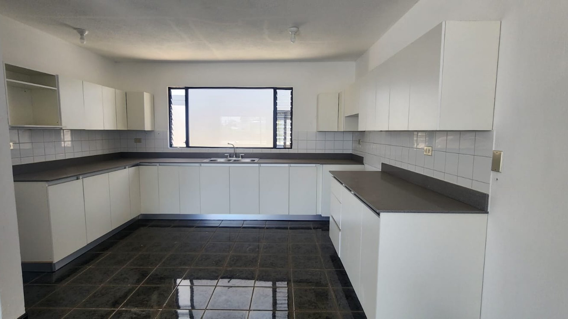 Preciosa Casa En Venta En Pinares San Cristóbal,Zona 8 Mixco - Miniatura 2