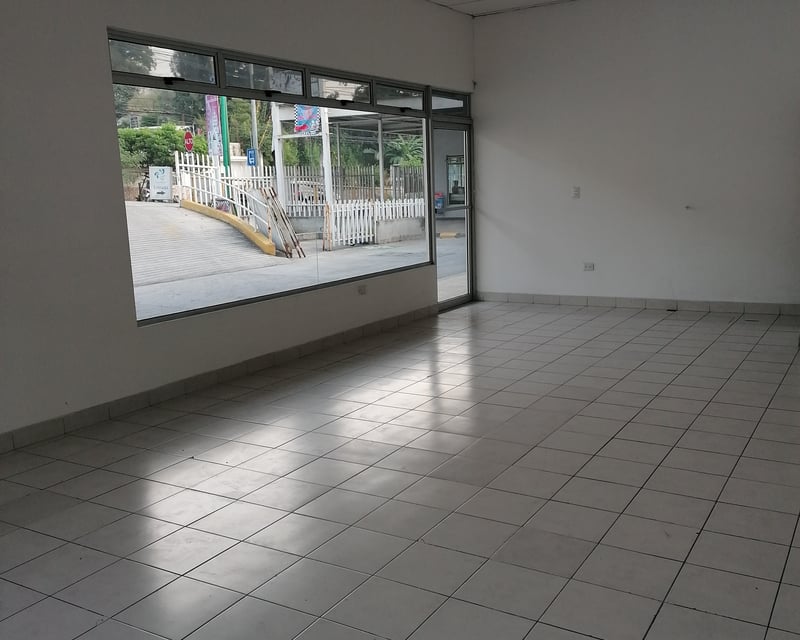 Se  renta local en Plaza  Comercial Prisma