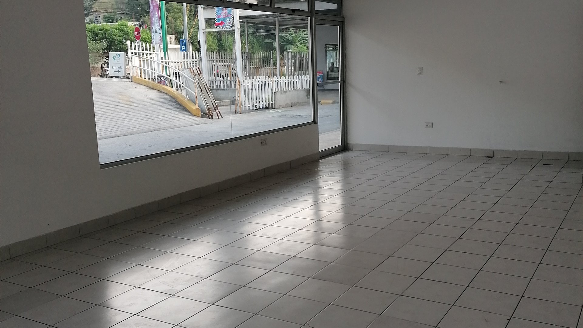 Se  renta local en Plaza  Comercial Prisma