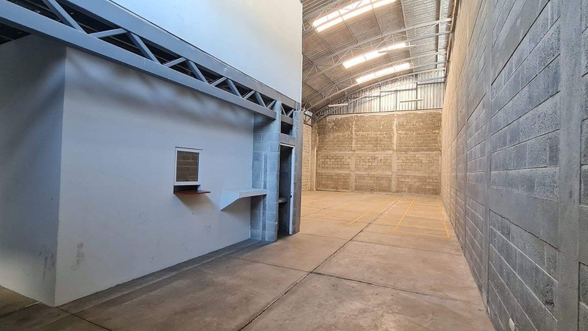 BODEGAS EN ALQUILER EN EL NARANJO | DENTRO DE COMPLEJO INDUSTRIAL - Miniatura 2