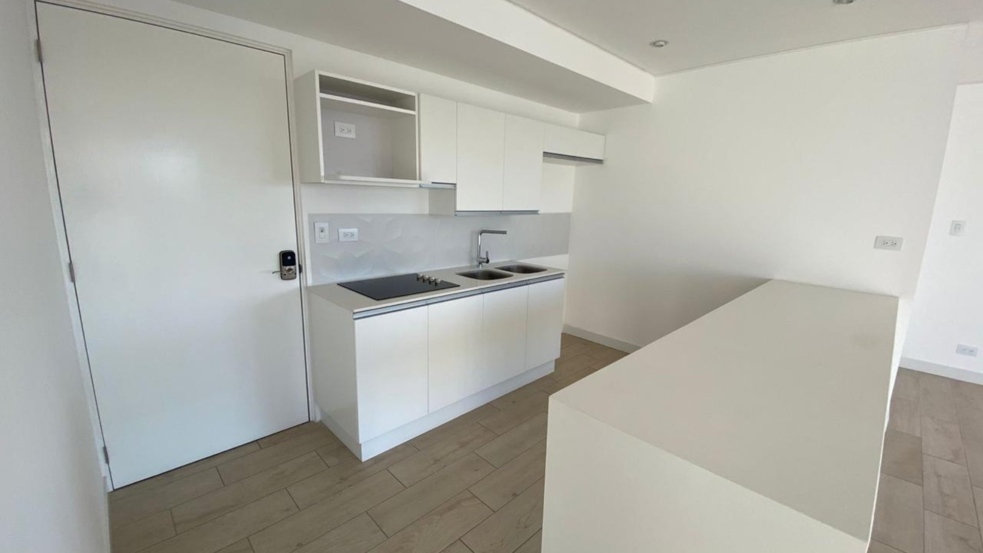 VENTA Ó ALQUILER DE MODERNO Y AMPLIO APARTAMENTO - QUO, ZONA 04 - Image 1