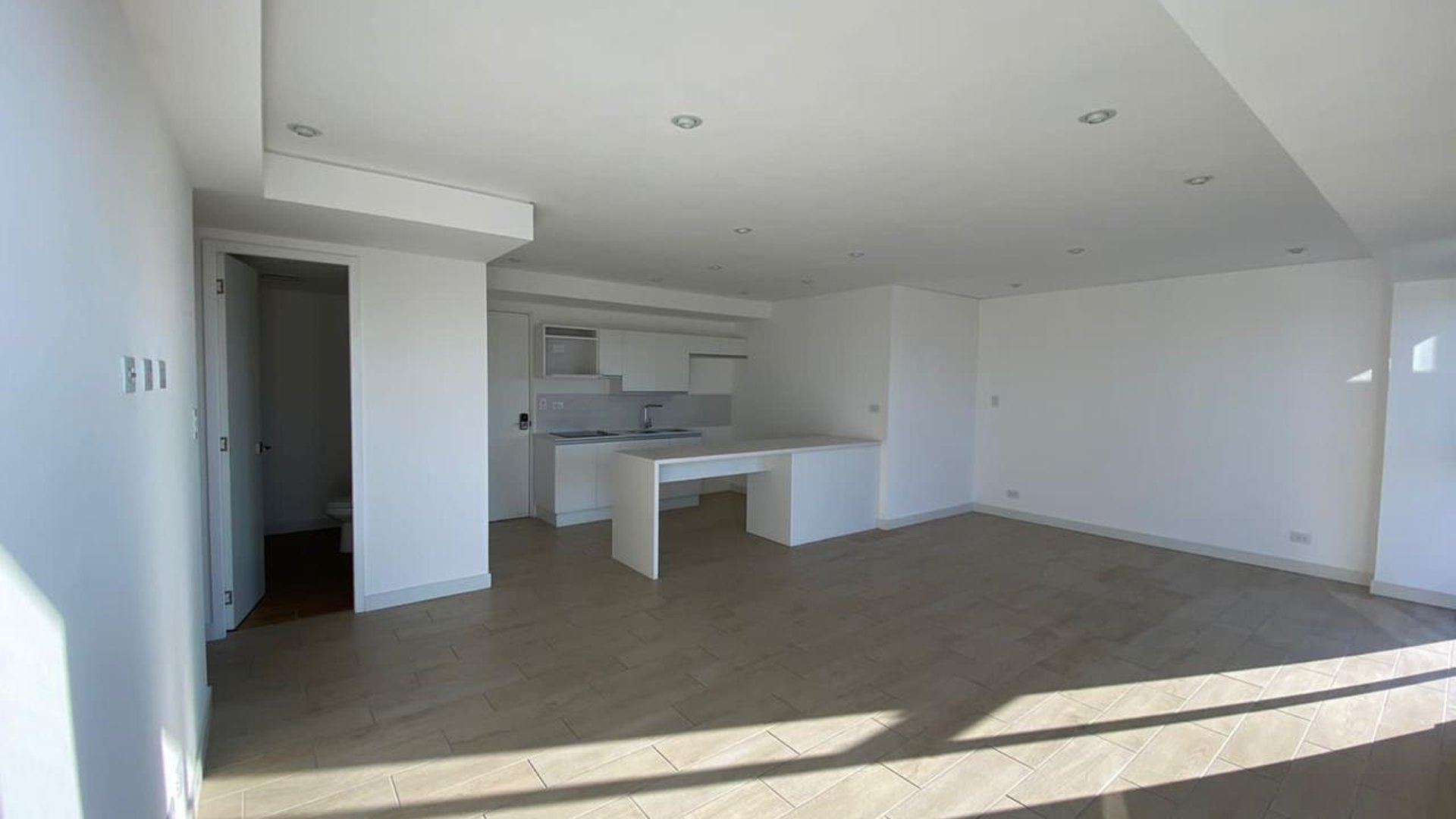 VENTA Ó ALQUILER DE MODERNO Y AMPLIO APARTAMENTO - QUO, ZONA 04 - Miniatura 7