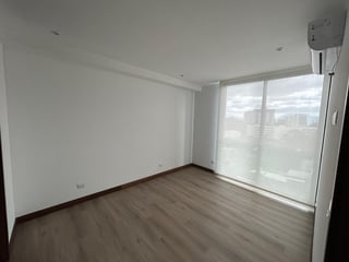 Apartamento con balcón en venta de 2 habitaciones en Z13 Ref-5400 - 5