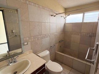 Casa en venta o alquiler en Santa Amelia 2, zona 16 - 5