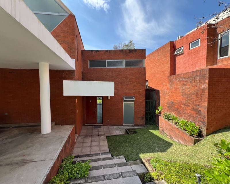 Venta de hermosa casa + Apartamento | Encinos de Cayalá Zona 16 (C)