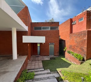 Venta de hermosa casa + Apartamento | Encinos de Cayalá Zona 16 (C)