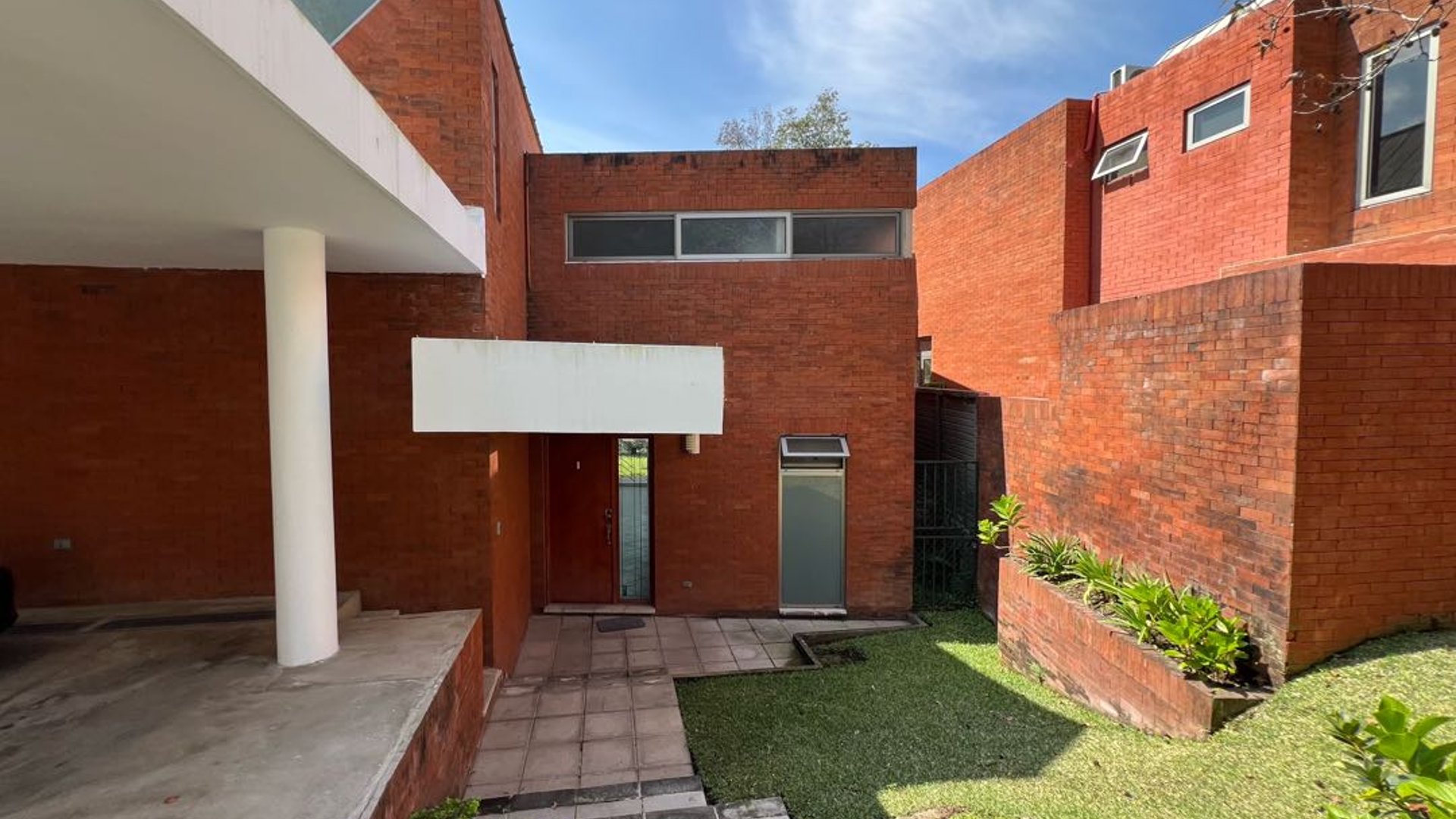 Venta de hermosa casa + Apartamento | Encinos de Cayalá Zona 16 (C)