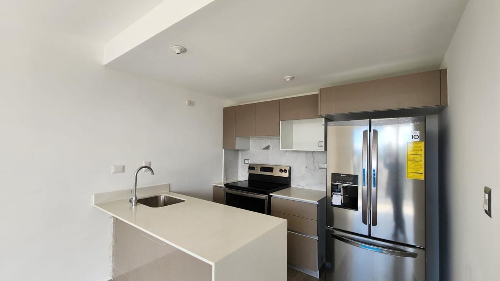 Apartamento moderno en alquiler en zona 15 cercano Valles de Vista Hermosa