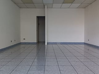 Alquilo Local en Centro Comercial Plaza Villa Nueva - 2