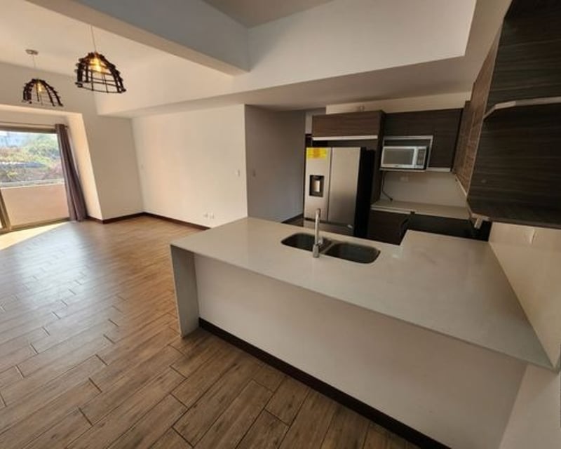 Apartamento en renta en nivel alto 3 habitaciones en zona 10 Ref-5932