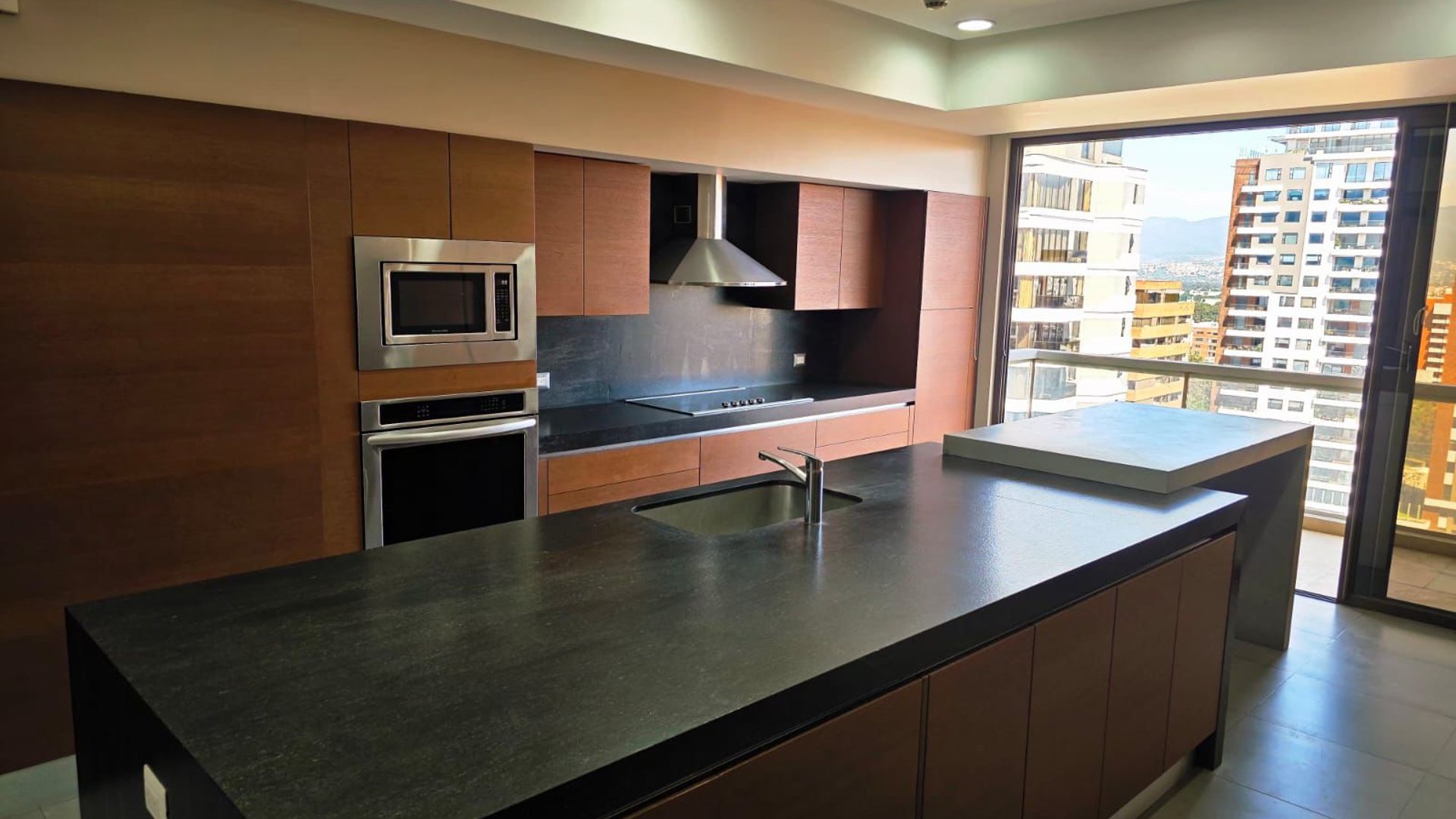 ELEGANTE, COMODO , MODERNO APARTAMENTO SECTOR EXCLUSIVO ZONA 10 - Miniatura 5
