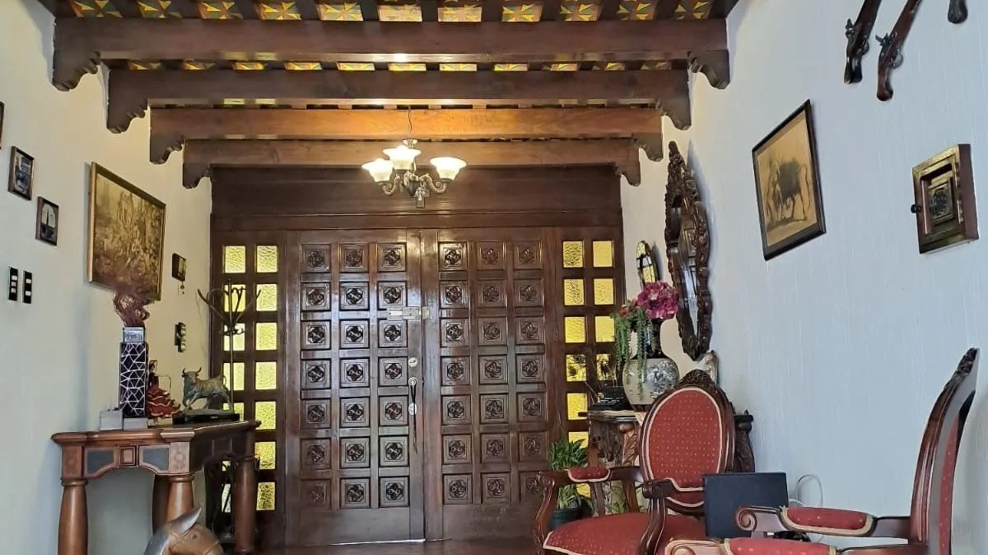 Casa con pérgola en venta de 5 habitaciones en zona 15 Ref-5684