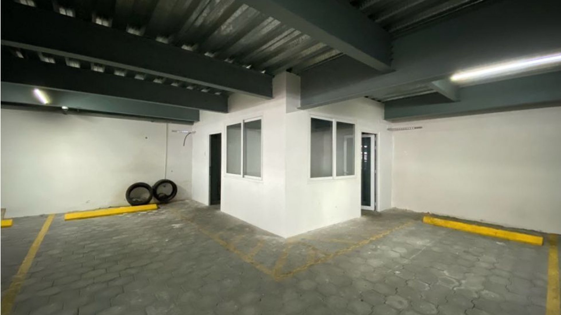 Edificio de oficinas con amplio parqueo en alquiler zona 9 - Miniatura 18